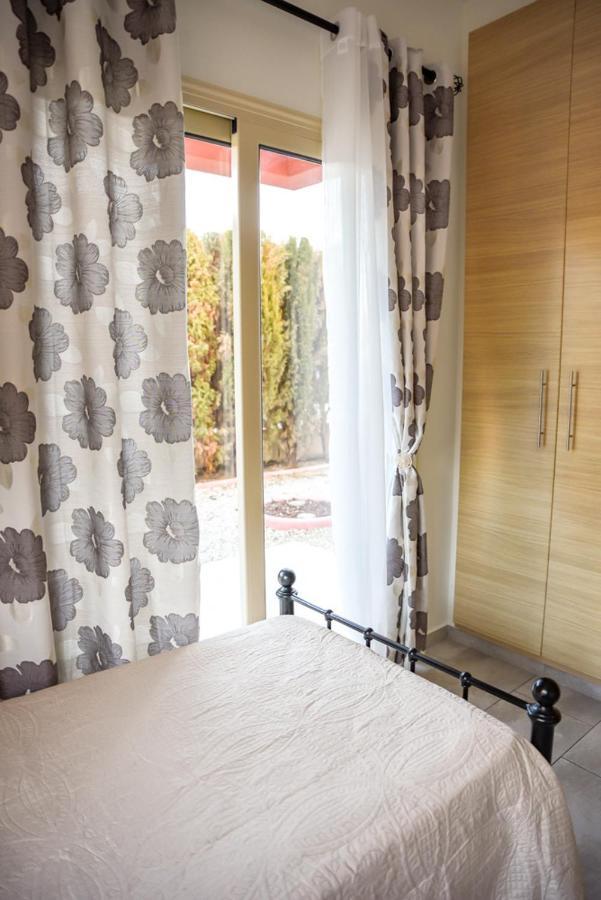 Beautiful Apartment Near The Sea And A Large Private Garden Paphos Esterno foto