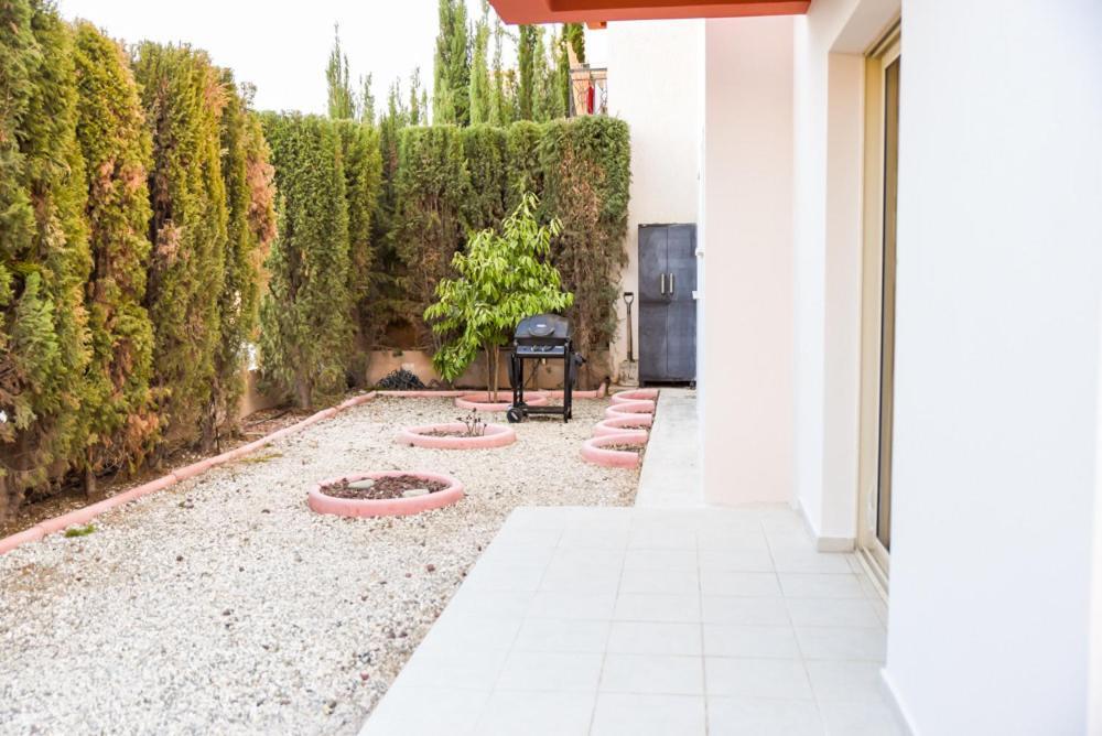 Beautiful Apartment Near The Sea And A Large Private Garden Paphos Esterno foto