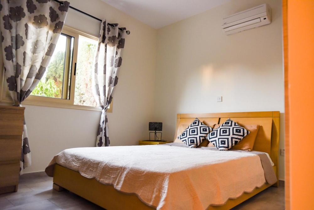Beautiful Apartment Near The Sea And A Large Private Garden Paphos Esterno foto
