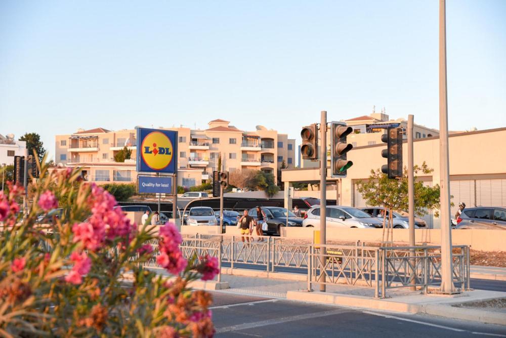 Beautiful Apartment Near The Sea And A Large Private Garden Paphos Esterno foto