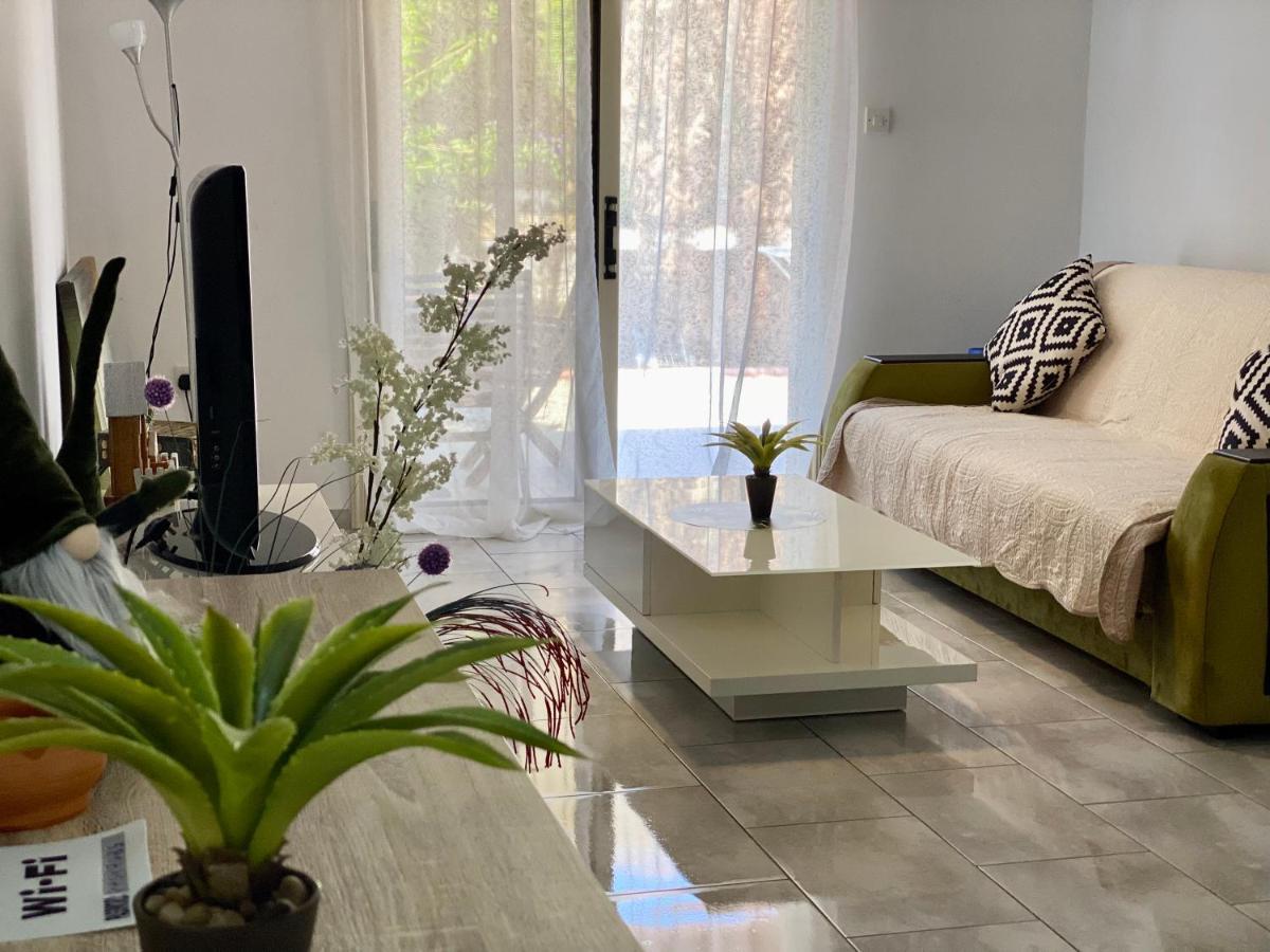 Beautiful Apartment Near The Sea And A Large Private Garden Paphos Esterno foto