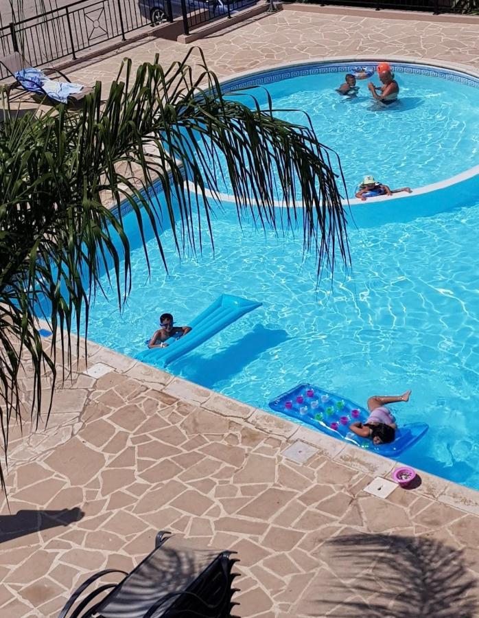 Beautiful Apartment Near The Sea And A Large Private Garden Paphos Esterno foto